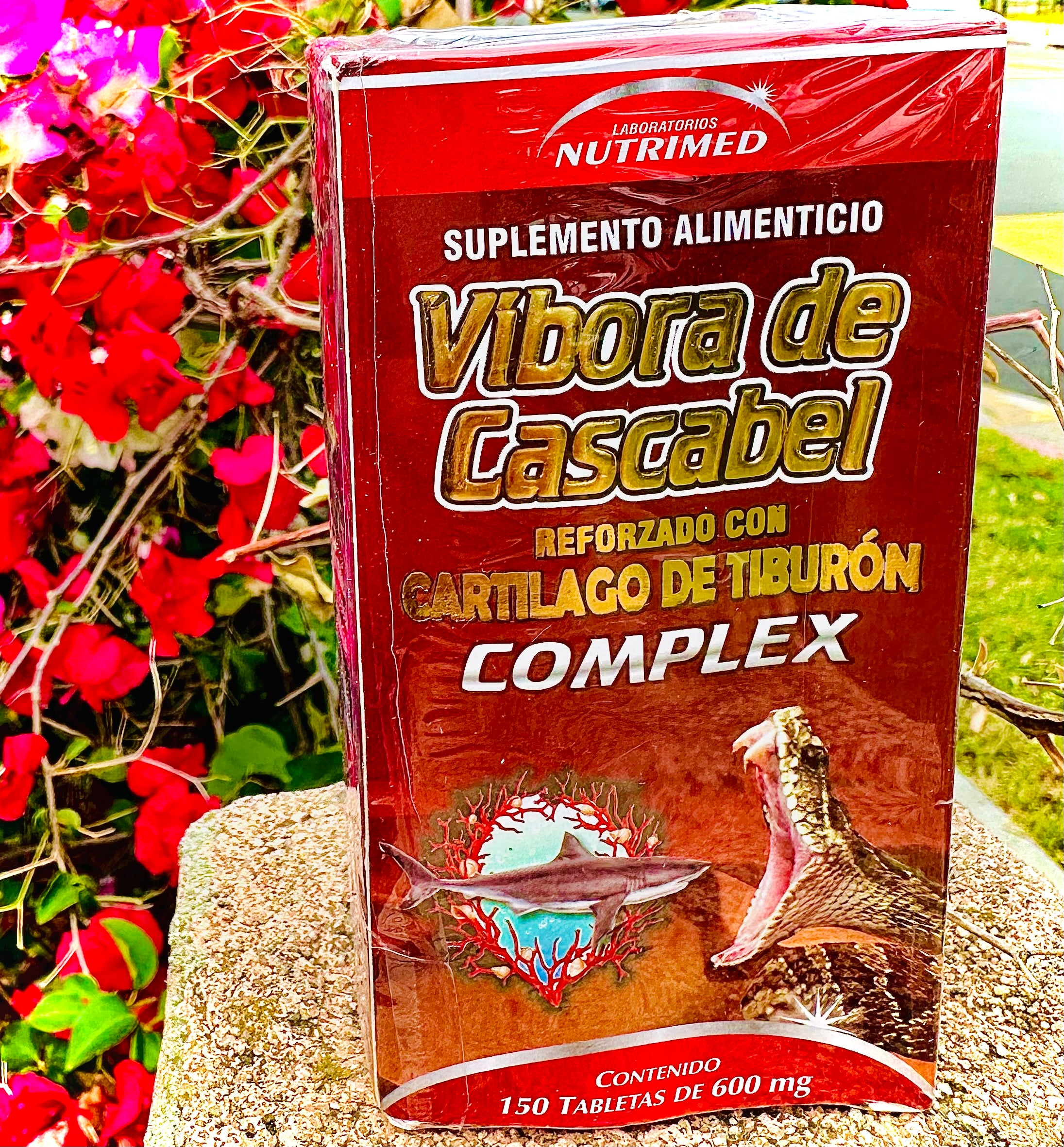 Supplemental packaging with 'NUTRIMED' branding and text in Spanish, featuring a snake and shark illustration.
