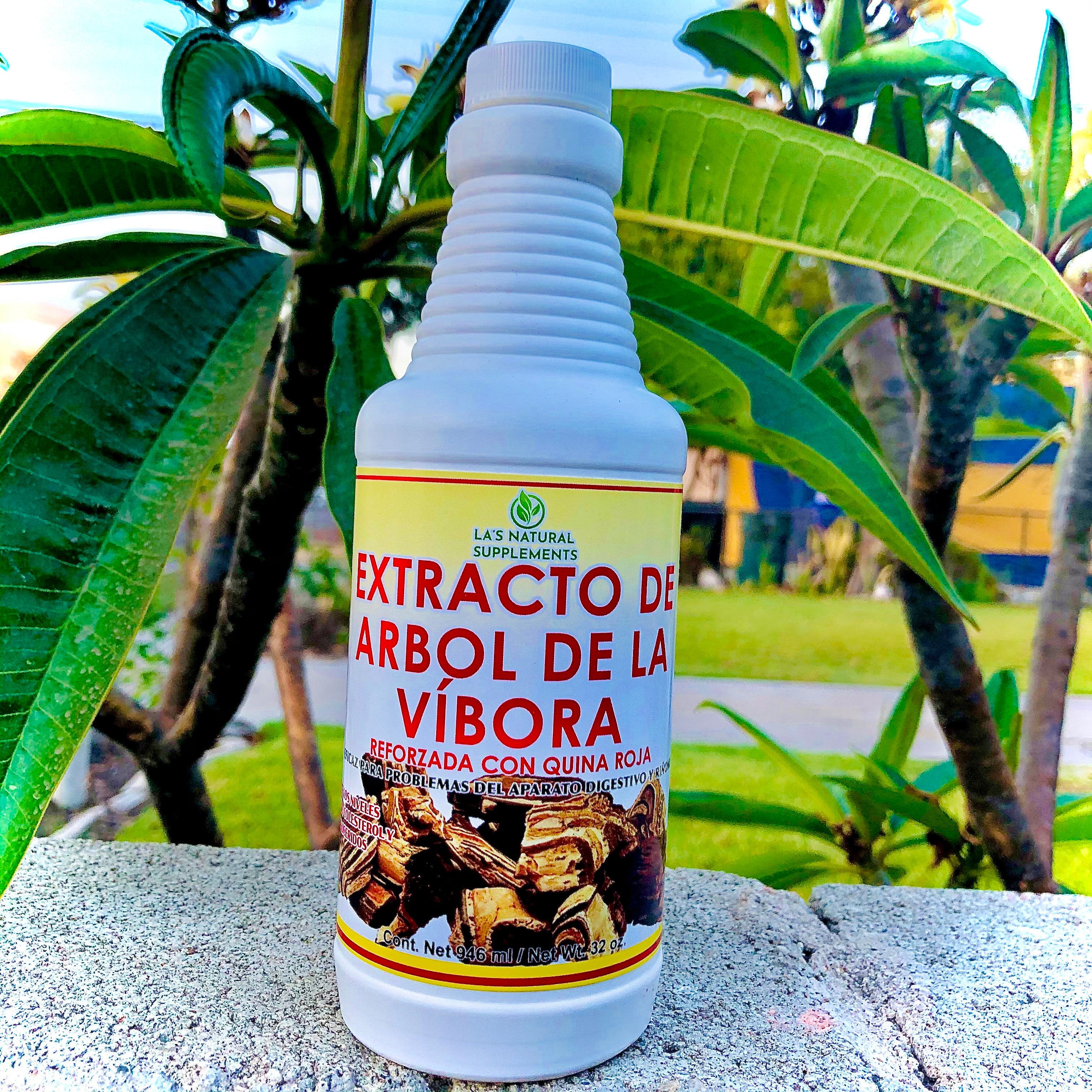 A white plastic bottle with a label featuring an illustration of a snake and text that reads 'Extracto de Arbol de la Víbora', indicating it is a snake tree extract product.